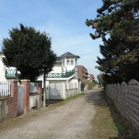 Les Ormeaux 度假居 *